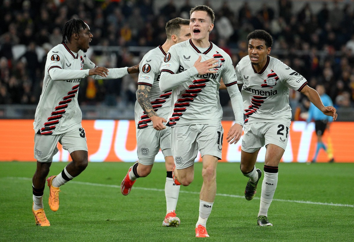 epa11315156 Bayer Leverkusen's Florian Wirtz (C) celebrates with his teammates after scoring the 0-1 goal during the UEFA Europe League semifinal 1st leg soccer match between AS Roma and Bayer Le ...