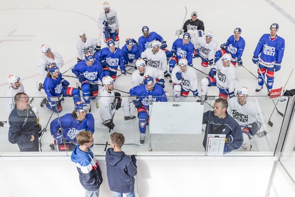 Der neue ZSC Trainer Serge Aubin instruiert die Mannschaft vor zwei jungen Fans beim Trainingsauftakt in der Eishalle in Oerlikon aufgenommen am Freitag, 10. Juli 2018, in Zuerich. (KEYSTONE/Aladin Kl ...