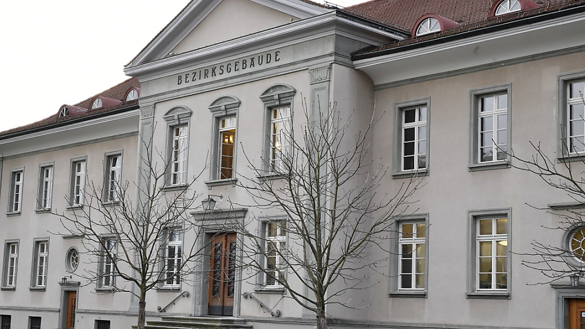 Mann-steht-wegen-Mordes-an-Ex-Frau-vor-Gericht-in-B-lach-ZH