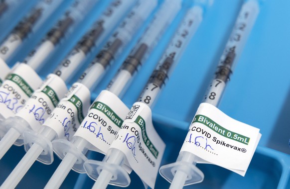 epa10234363 Syringes containing the new Moderna Spikevax mRNA COVID 19 vaccine are prepared for use at the centre of the Geneva University Hospitals (HUG), that opened for the public to get the forth  ...