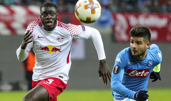 epa06555099 Napoli&#039;s Lorenzo Insigne (R) in action against Leipzig&#039;s Dayot Upamecano (L) during the UEFA Europa League round of 32, second leg soccer match between RB Leipzig and SSC Napoli  ...