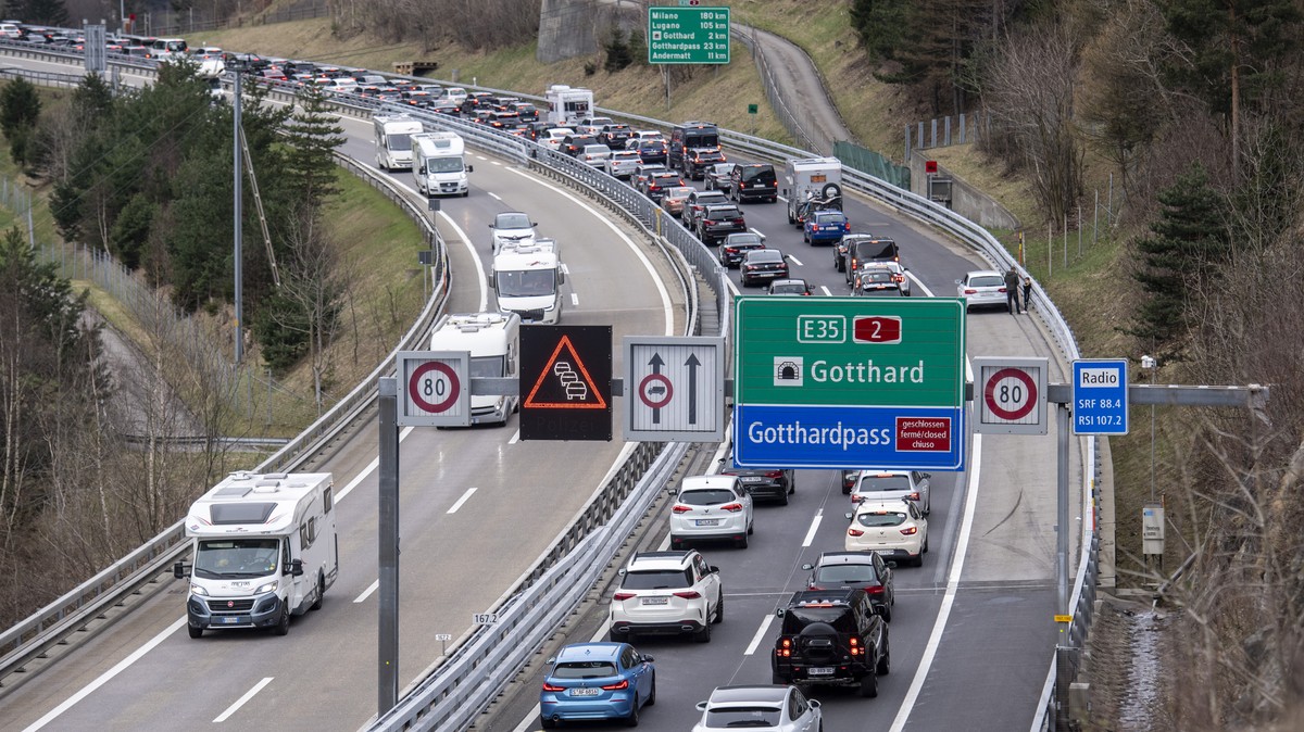 Der Reiseverkehr staut sich bei der Autobahneinfahrt Wassen in Richtung Sueden vor dem Gotthard- Tunnel zwischen Gueschenen und Amsteg auf mehrere Kilometer, am Freitag, 7. April 2023 in Wassen. Die K ...