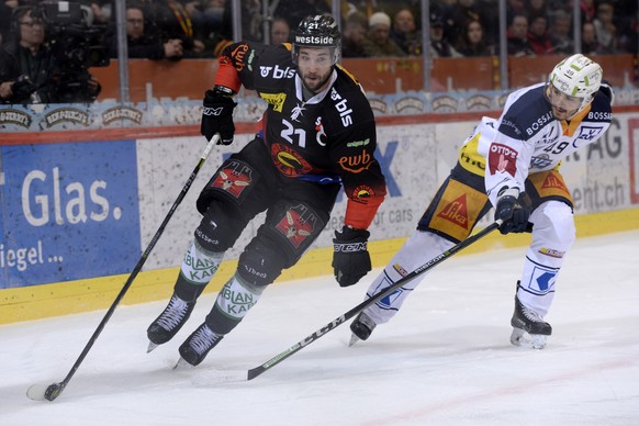 Berns Simon Moser, links, gegen Zugs Miro Zryd, im ersten Eishockey Playoff-Finalspiel der National League zwischen dem SC Bern und dem EV Zug, am 11. April 2019, in der PostFinance Arena in Bern. (KE ...