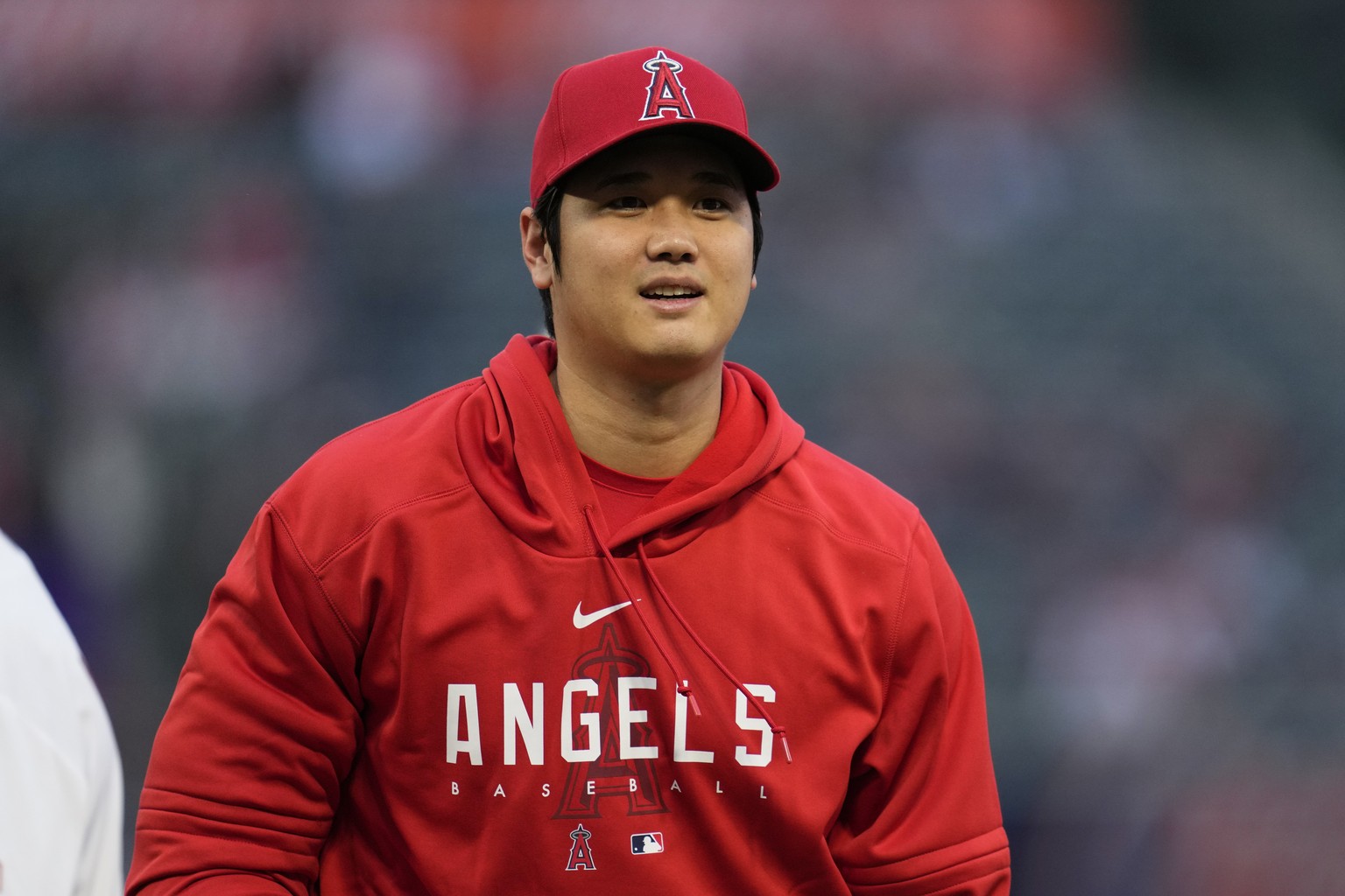 Los Angeles Angels&#039; Shohei Ohtani greets Angel Stadium employees before accepting the team&#039;s Most Valuable Player Award before a baseball game against the Oakland Athletics in Anaheim, Calif ...
