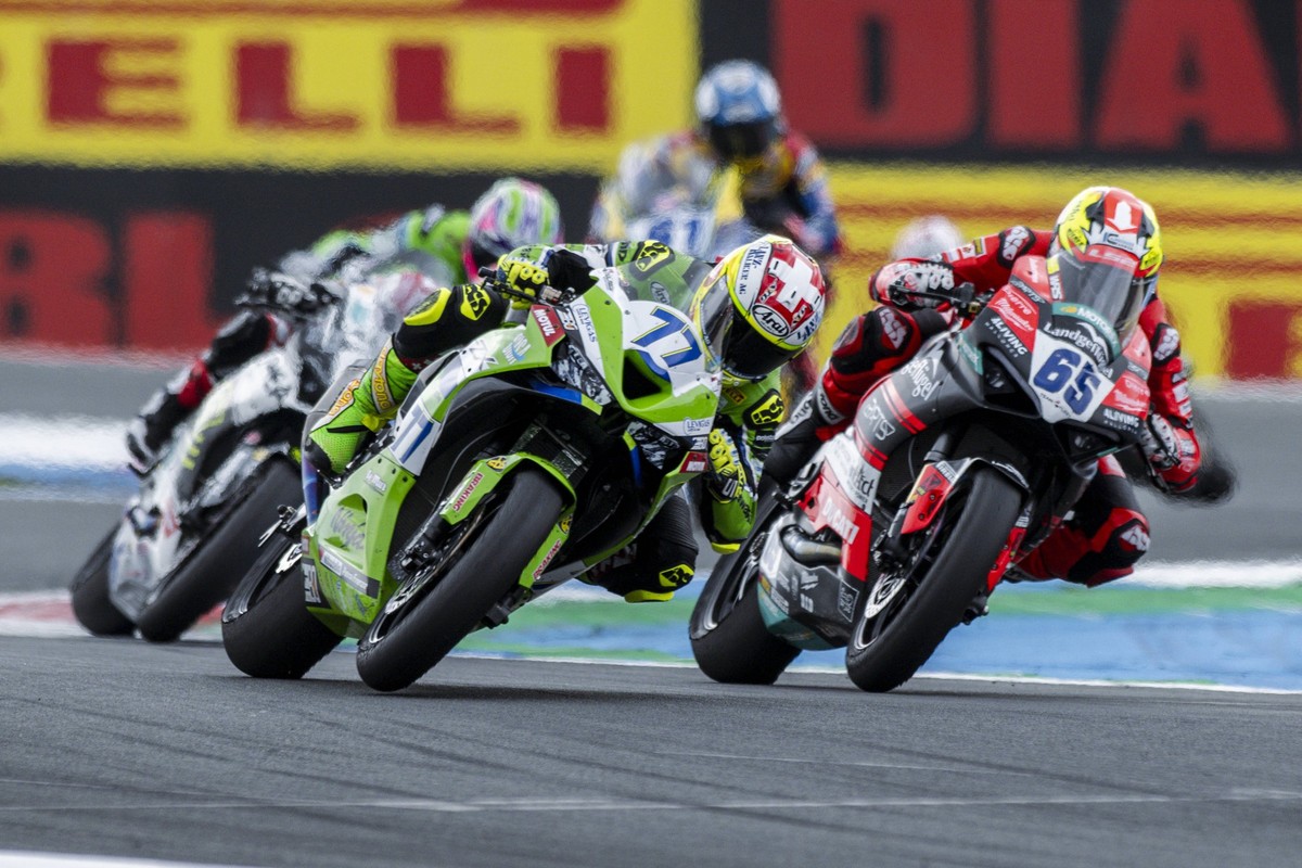 2026-04-18 - FIM World Super Bike - Assen ASSEN, NETHERLANDS - APRIL 18: 77 Dominique Aegerter ZWI, 65 Philip Oettl DUI during the FIM World Super Bike - Assen at the TT-circuit on April 18, 2026 in A ...
