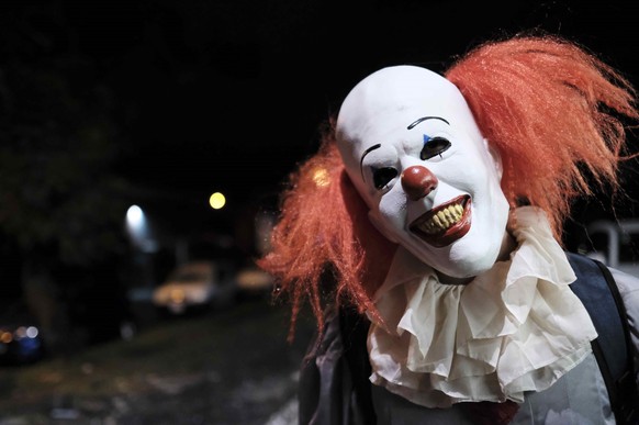 epa09555546 A person wearing a mask of the &#039;Clown&#039; character in Stephen King&#039;s 1986 horror novel &#039;It&#039; poses for a photograph at a street on the eve of Halloween celebrations i ...
