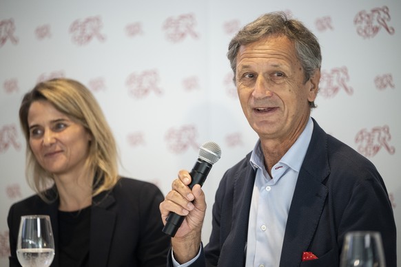 Dominique Blanc, Praesident SFV, spricht neben Marion Daube, Projektleiterin Kandidatur WEURO25, an einer Medienkonferenz zum Kickoff &quot;Kandidatur UEFA Women�s EURO 2022&quot;, aufgenommen am Mitt ...
