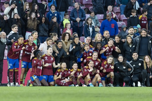 Les joueuses de Servette FC Chenois Feminin celebrent la victoire de leur equipe, lors du match retour de la demi-finale des playoffs de la Womens Super League du championnat suisse de football entre ...