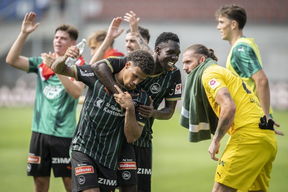 Chima Okoroji (SG), links, und Enoch Owusu (SG) nach dem Fussball Super League Spiel zwischen dem FC Vaduz (FCV) und dem FC St. Gallen (SG), am Sonntag, 2. August 2026, im Rheinpark Stadion in Vaduz.  ...