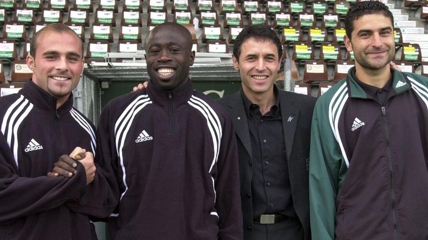 ARCHIVBILD ZUM SDA-TEXT UEBER DAS SPORTJAHR 2000 - Trainer Marcel Koller (zweiter von rechts) freut sich mit seinen Stuermern auf das UEFA CUP Spiel St. Gallen Bruegge, das Morgen, am 9. November 2000 ...