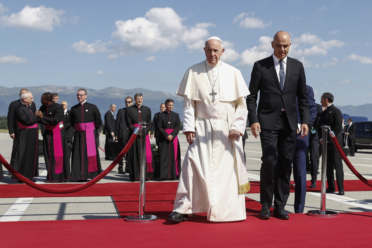 ARCHIV - ZUM ANGEKUENDIGTEN RUECKTRITT VON ALAIN BERSET STELLEN WIR IHNEN FOLGENDES BILDMATERIAL ZUR VERFUEGUNG - Pope Francis and Swiss Federal President Alain Berset, step on a podium to listen the ...