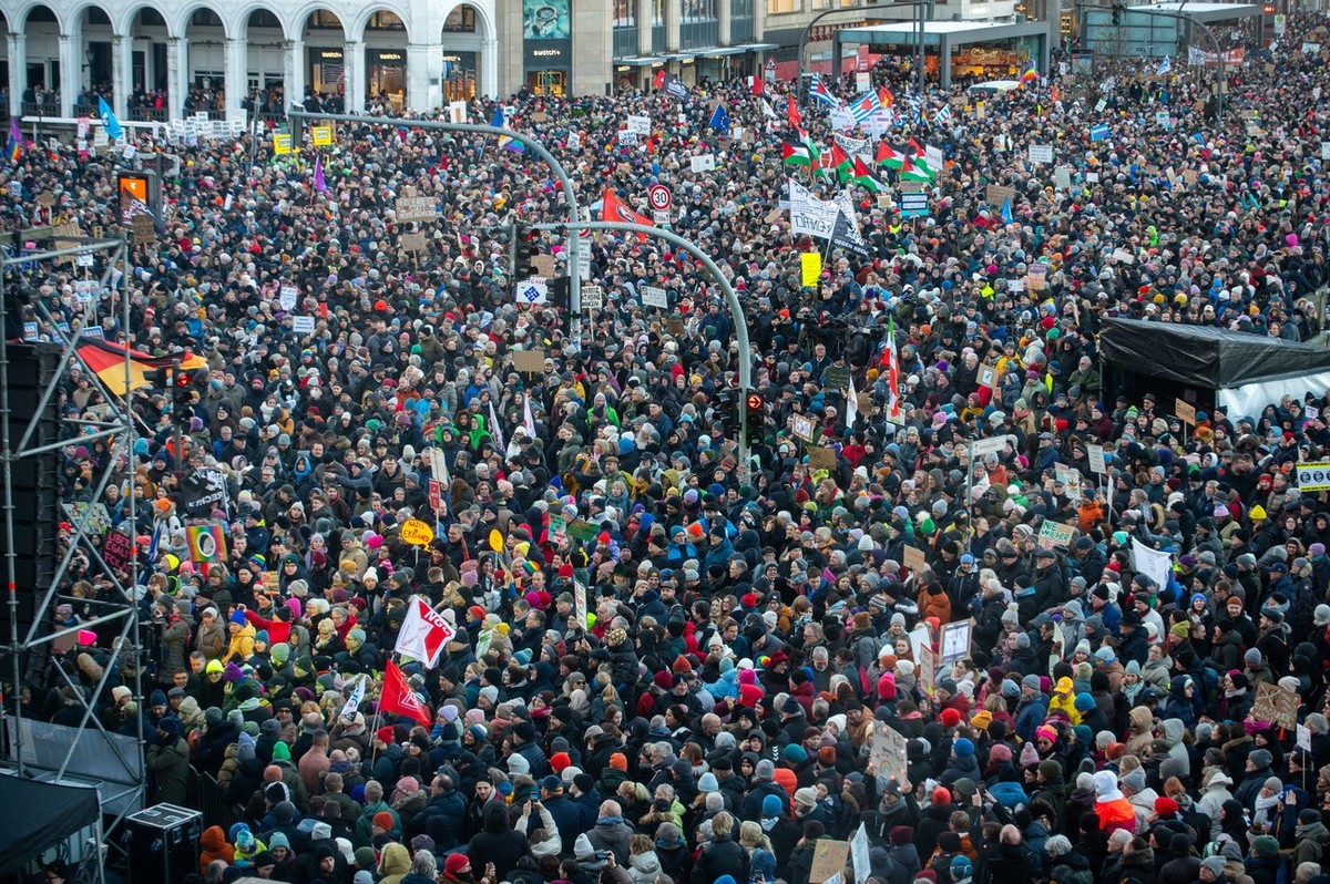 19.01.2024, Hamburg: Demonstranten stehen dicht gedr�ngt am Jungfernstieg. Mit der Demonstration gegen die AfD und Rechtsextremismus wollen die Teilnehmenden ein Zeichen des Widerstands gegen rechtsex ...