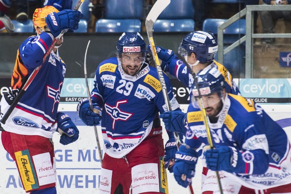 Vincent Praplan, Mitte, von Kloten jubelt mit seinen Mitspielern zum 1:0 Tor waehrend dem Eishockey-Meisterschaftsspiel der National League zwischen den EHC Kloten und dem HC Davos am Freitag, 15. Sep ...