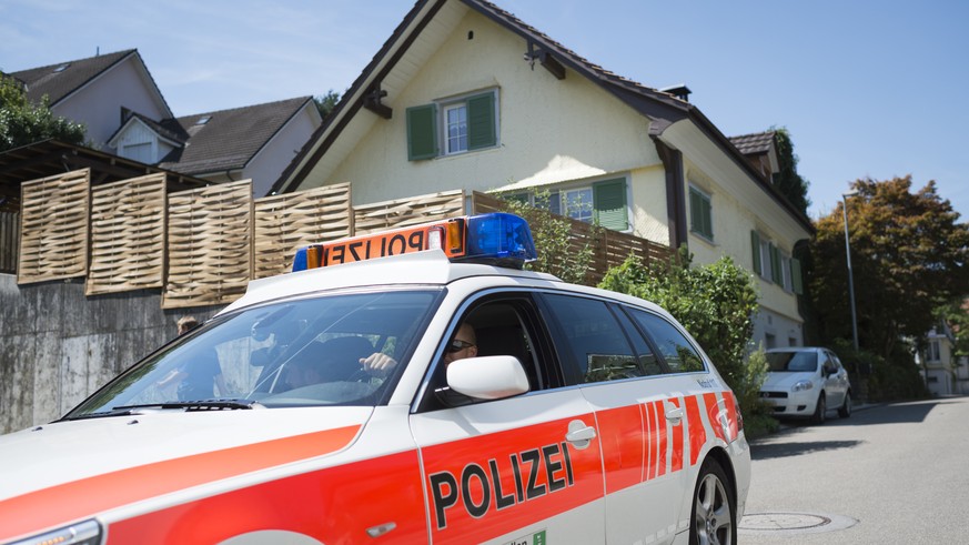 ARCHIVBILD ZUM PROZESS AM KREISGERICHT RORSCHACH ZU TOTEM KLEINKIND --- Ein Polizeifahrzeug faehrt an einem Haus vorbei, in welchem am Dienstagnachmittag ein totes Maedchen aufgefunden worden war, auf ...