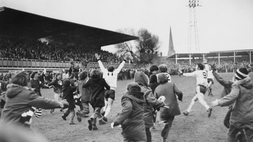 Nach dem Sieg gibt's kein Halten mehr: Jubelnde Fans stürmen den Rasen.