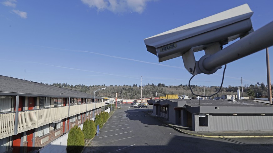 Überwachungskamera auf einem Motel-Gebäude. Eine Hackergruppierung ist in die Systeme des Start-ups Verkada eingedrungen und hat Aufnahmen im Internet veröffentlicht, um gegen die Überwachungsindustrie und damit verbundene Risiken zu protestieren. 