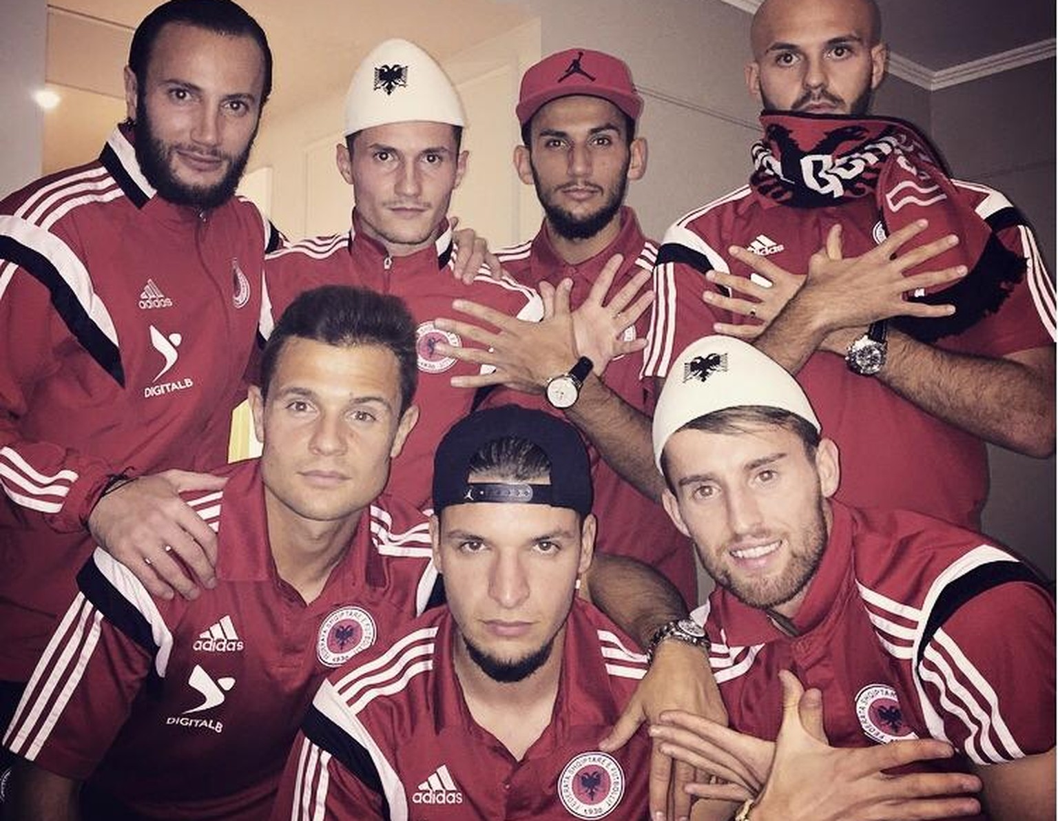 Shkelzen Gashi, Taulant Xhaka, Naser Aliji, Arlind Ajeti, Amir Abrashi, Berat Djimsiti und Ermir Lenjani feiern die EM-Quali.