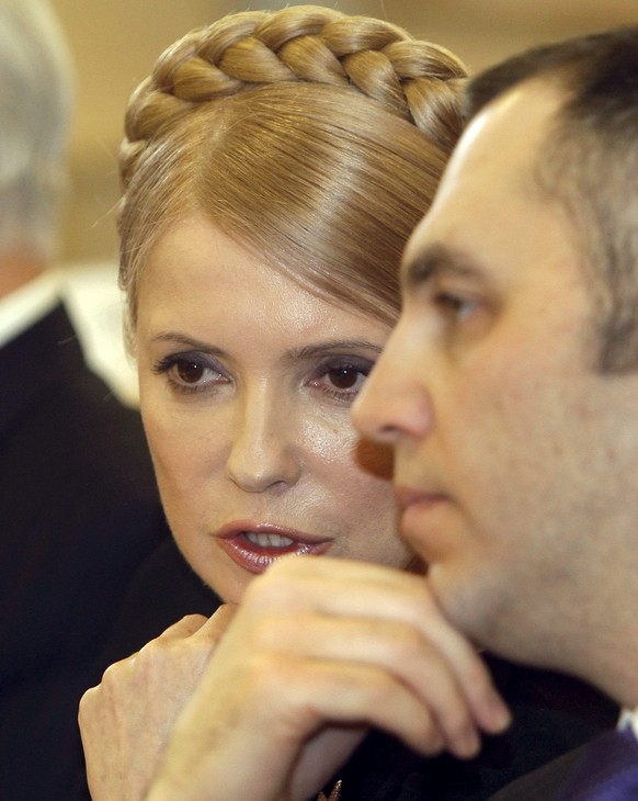 epa12122160 (FILE) A file photo dated 19 February 2010 shows then Ukrainian Prime Minister Yulia Tymoshenko (L) speaking to her representative Andrey Portnov (R) in Kyiv, Ukraine. Andriy Portnov, a fo ...
