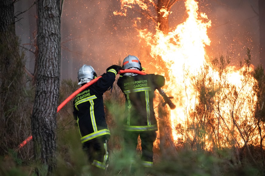 epa13134816 A crew of French firefighters is deployed to battle a wildfire spreading in Cestas-Pierroton, south-western France, 26 July 2026. According to a recent report from the French Ministry of t ...