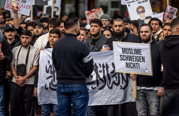 27.04.2024, Hamburg: Teilnehmer einer Islamisten-Demo halten ein Plakat mit der Aufschrift �Muslime schweigen nicht� in die H�he. Foto: Axel Heimken/dpa +++ dpa-Bildfunk +++ (KEYSTONE/DPA/Axel Heimken ...