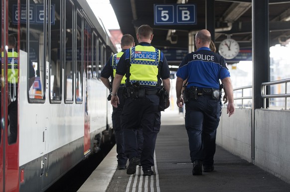 Deux patrouilles constituees de la police cantonale neuchateloise et de la police des CFF/SBB pour illustrer la nouvelle collaboration policiere entre la Police neuchateloise et la Police des transpor ...