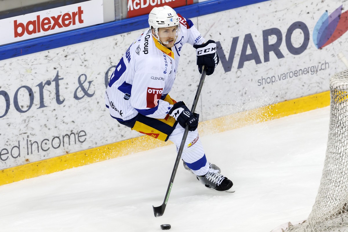 Zug's defender Niklas Hansson controls the puck, during a National League regular season game of the Swiss Championship between Geneve-Servette HC and EV Zug, at the ice stadium Les Vernets, in G ...