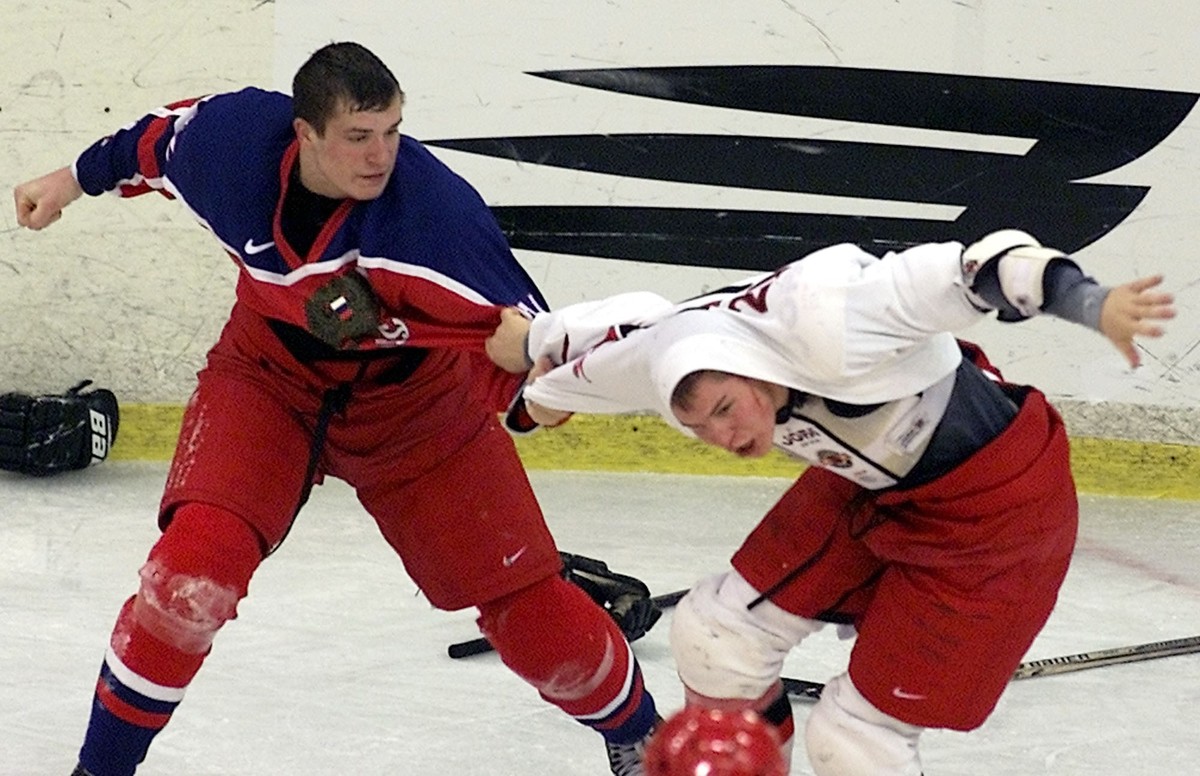 Russia's Alexander Svitov, left, fights with Switzerland's Andreas Camenzind during the Russia vs Switzerland World Junior Ice Hockey championship match in Moscow, Wednesday Jan. 3, 2000. Sw ...