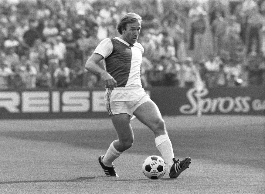 ARCHIVBILD ZUM KEYSTONE-SDA-TEXT ZU GUENTER NETZER BEI GC --- Guenter Netzer, the German center field strategist, in service for Grasshopper Club Zuerich, dribbles the ball, pictured in 1977 in Zurich ...