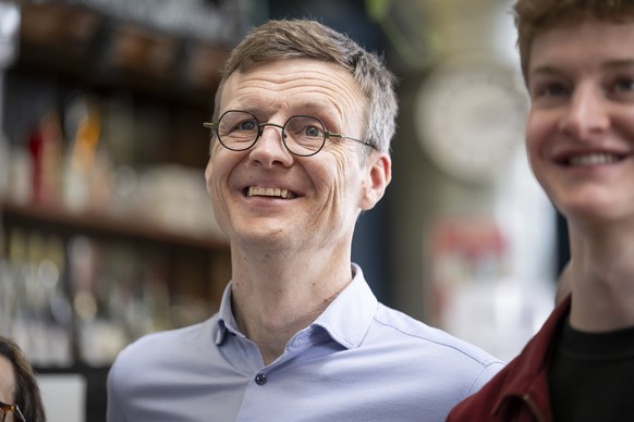 Le candidat au Conseil d&#039;Etat Neuchatelois Frederic Mairy (Parti socialiste, PS), regarde les resultats dans le Stamm du PS, lors du premier tour de l&#039;election au Conseil d&#039;Etat des ele ...