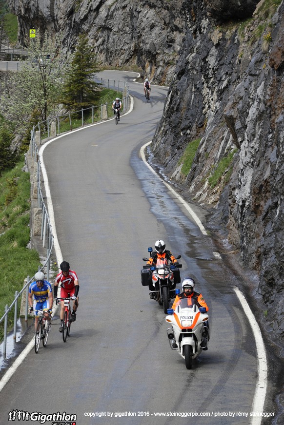 ERSTFELD-LINTHAL, 12.06.2016 - Auf der Veloestrecke ueber 104 km und 2800 Hm von Erstfeld ueber den Klausenpass nach Linthal und zurueck nach Erstfeld am Uerner Suntig am Gigathlon 2016. 

copyright b ...