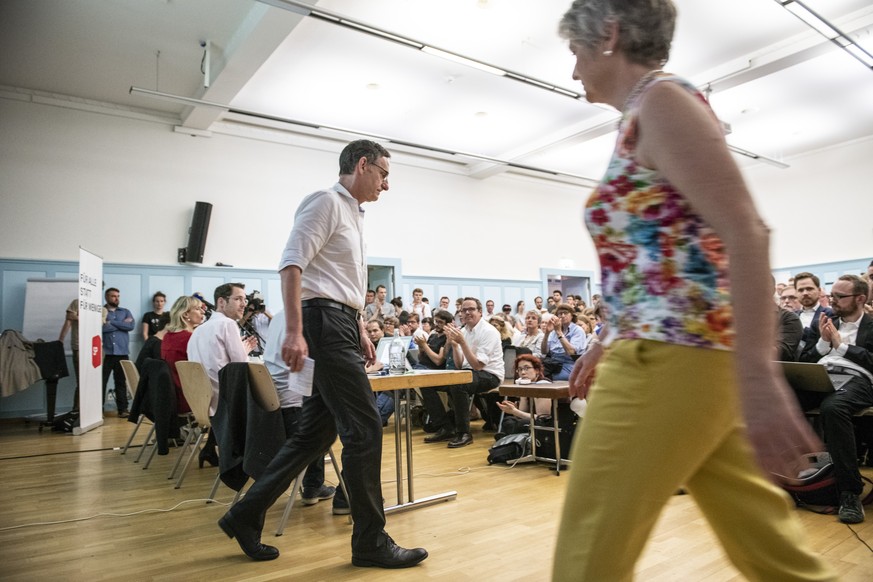 Mario Fehr, links, und Jaqueline Fehr, rechts, an der Ausserordentlichen Delegiertenversammlung der SP Kanton Zuerich, im Volkshaus, in Zuerich, am Dienstag, 29. Mai 2018. Die Delegierten der SP Kanto ...