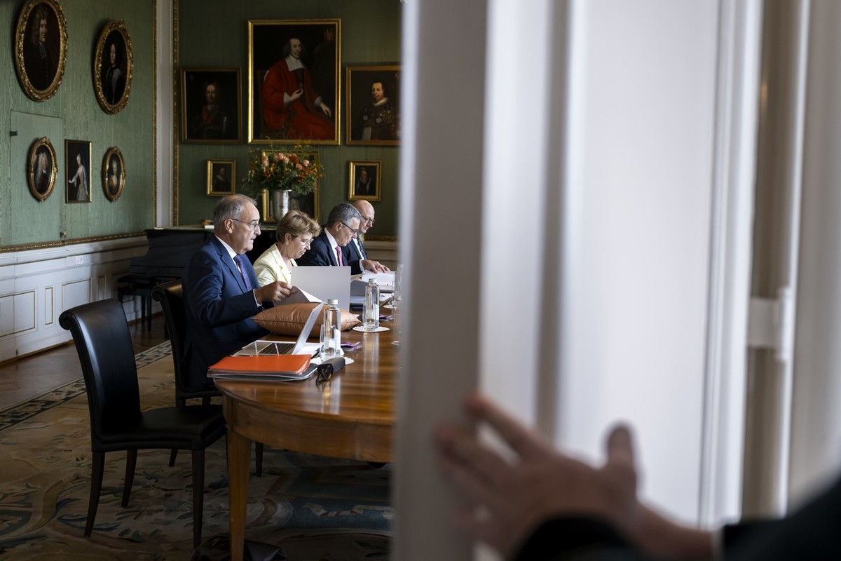 Bundespraesidentin Viola Amherd, 2. links, Bundesrat Guy Parmelin, links, Bundesrat Ignazio Cassis, 2. rechts, und Bundeskanzler Viktor Rossi, rechts, sehen sich ihre Dokumente an, kurz vor Beginn der ...