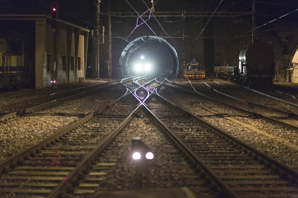 ARCHIV - ZUR PRESSEKONFERENZ ZUM AUSBAU DER BAHNINFRASTRUKTUR STELLEN WIR IHNEN DIESES ARCHIVBILD ZUR VERFUEGUNG - Ein Zug kommt aus dem Loetschbergtunnel (der alte Tunnel von Kandersteg nach Goppenst ...