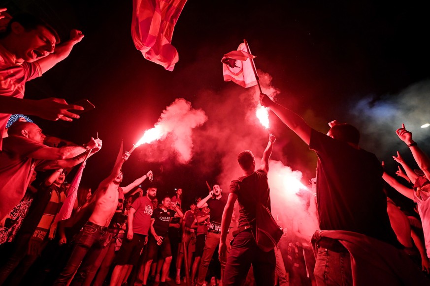 epaselect epa09975975 Roma fans celebrate the victory of the UEFA Europa Conference League final between Feyenoord Rotterdam and AS Roma, in the Testaccio neighbor, Rome, Italy, 25 May 2022. EPA/Ricca ...