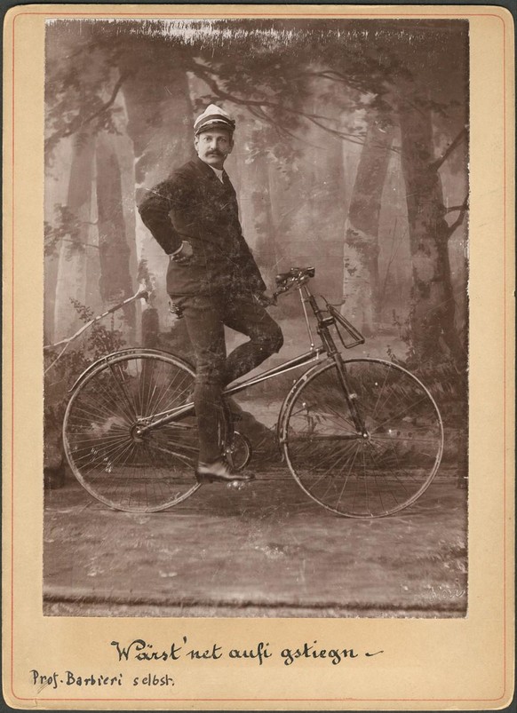 Der österreichisch-schweizerische Fotopionier Johann Barbieri auf seinem Velo, 1880. «Wärst net aufi gstiegn»…
http://doi.org/10.3932/ethz-a-000046448