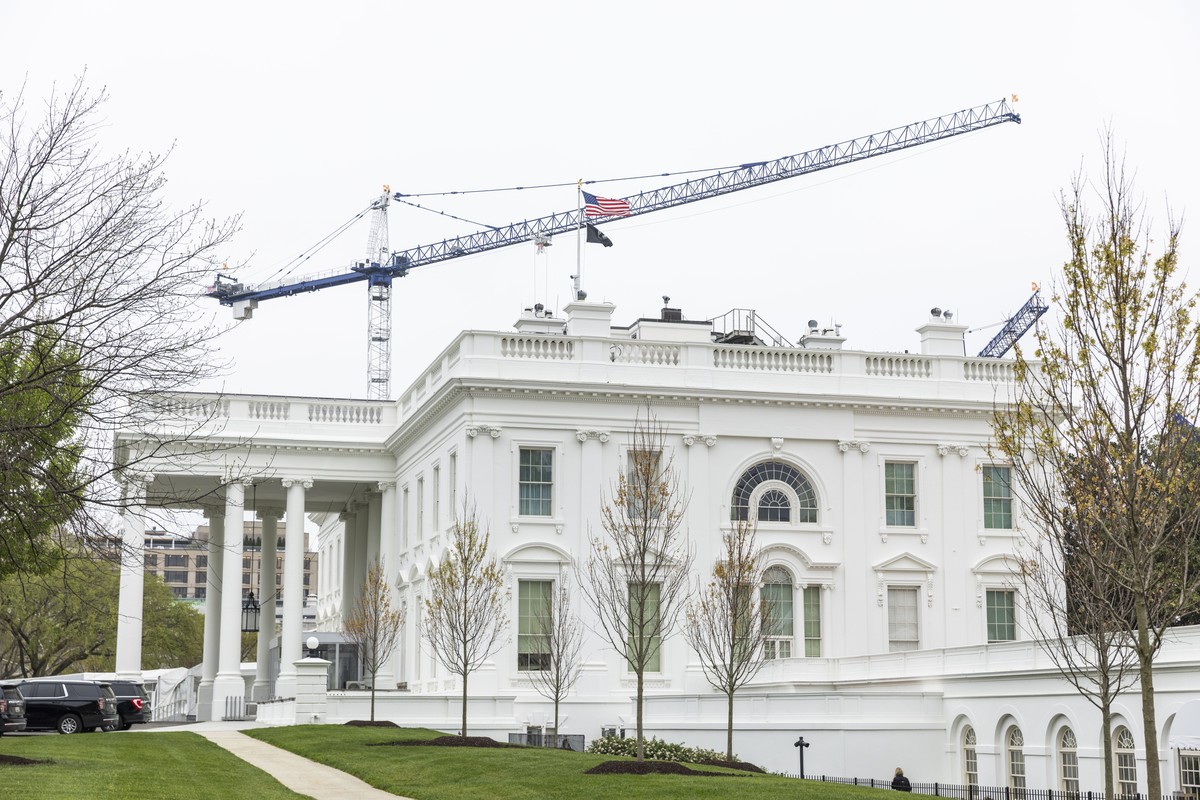 epa12866164 A construction crane, erected for work on US President Donald Trumps ballroom expansion, above the White House in Washington, DC, USA, 02 April 2026. The National Capital Planning Commiss ...
