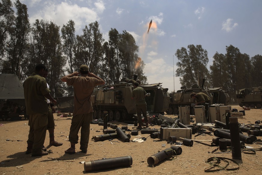 Alle Tage wieder: Israelische Soldaten feuern Raketen in Richtung Gaza City.