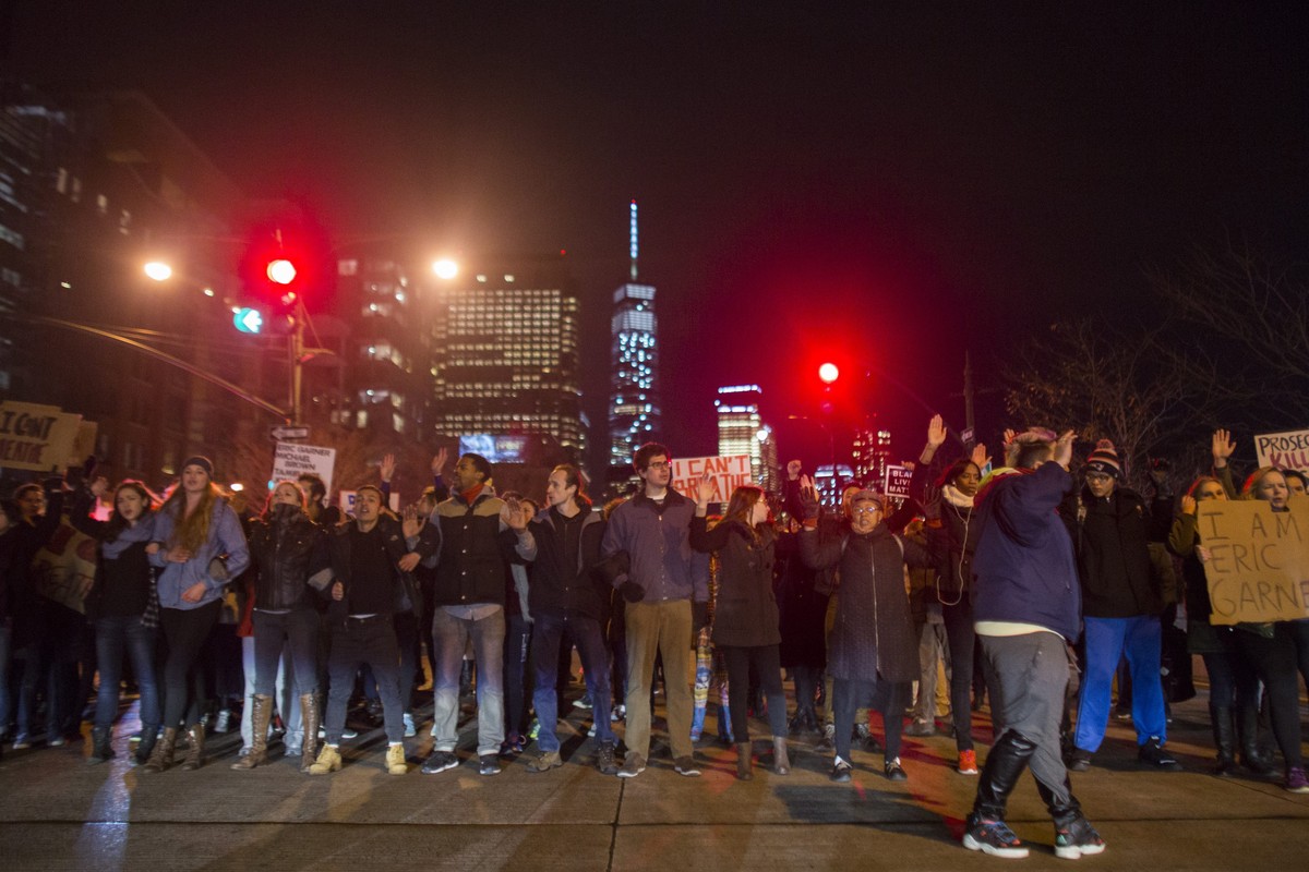 Hunderte Personen blockieren den West Side Highway in New York.