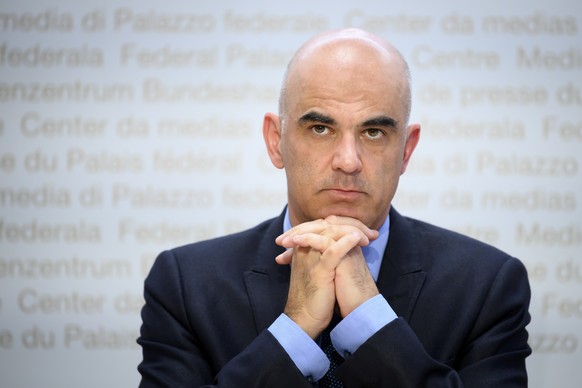 Bundesrat Alain Berset hoert eine frage an einer Medienkonferenz ueber die neusten Entscheide des Bundesrates zur Coronavirus-Pandemie, am Freitag, 1. Oktober 2021, im Medienzentrum Bundeshaus in Bern ...