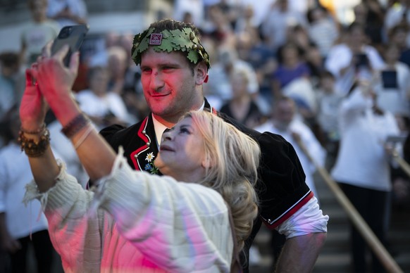 Schwingerkoenig Armon Orlik steht hin fuer ein Selfie bei seinem Empfang, nach dem Eidgenoessischen Schwing- und Aelplerfest 2025 Glarnerland (ESAF), am Mittwoch, 3. September 2025, in Maienfeld. (KEY ...