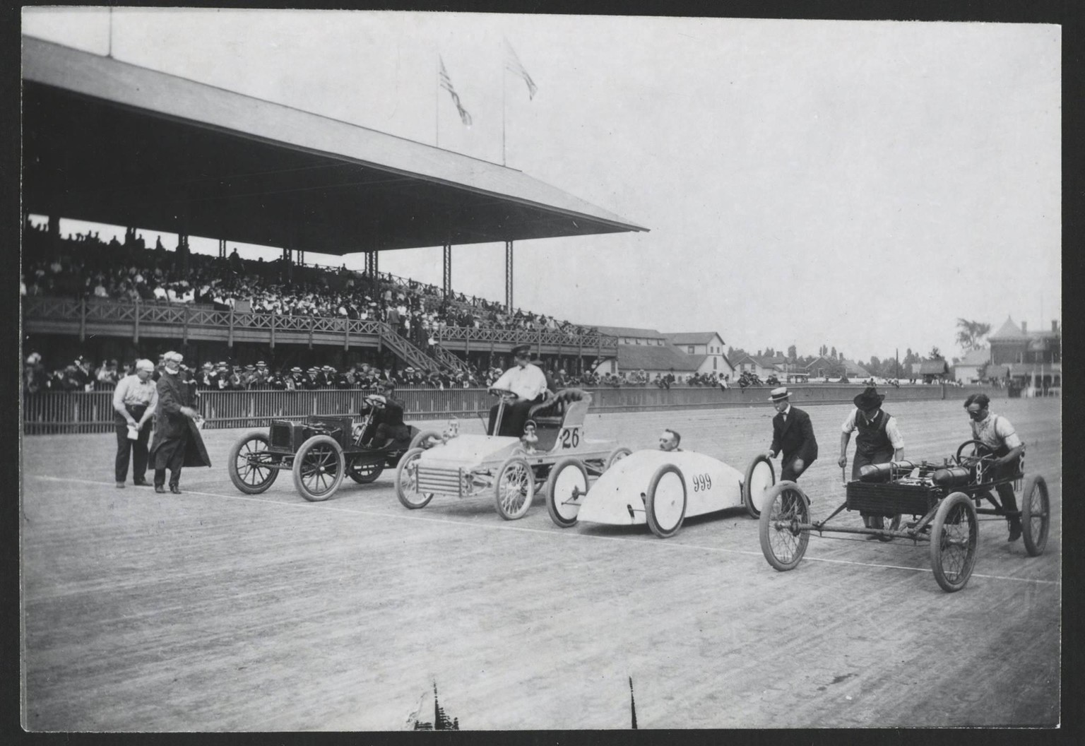 Hier ist der Torpedo Kid 1903 bei einem Rennen auf der Glenville-Rennstrecke in Cleveland, Ohio, zu sehen. Neben seinen Konkurrenten wirkt er mit seinem futuristisch anmutenden Gefährt tatsächlich wie ein Zeitreisender.