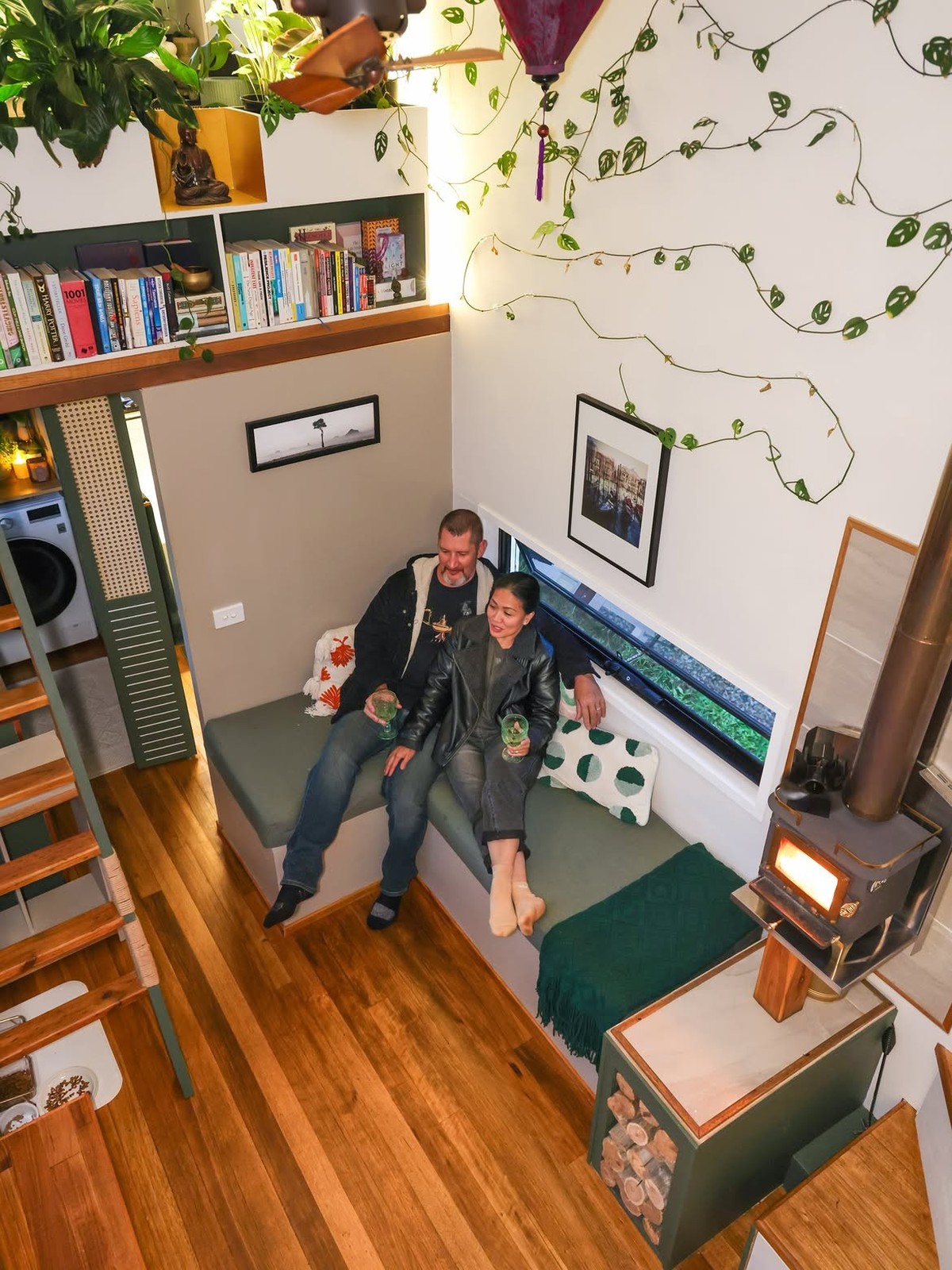 La tiny house a l'air très confortable.