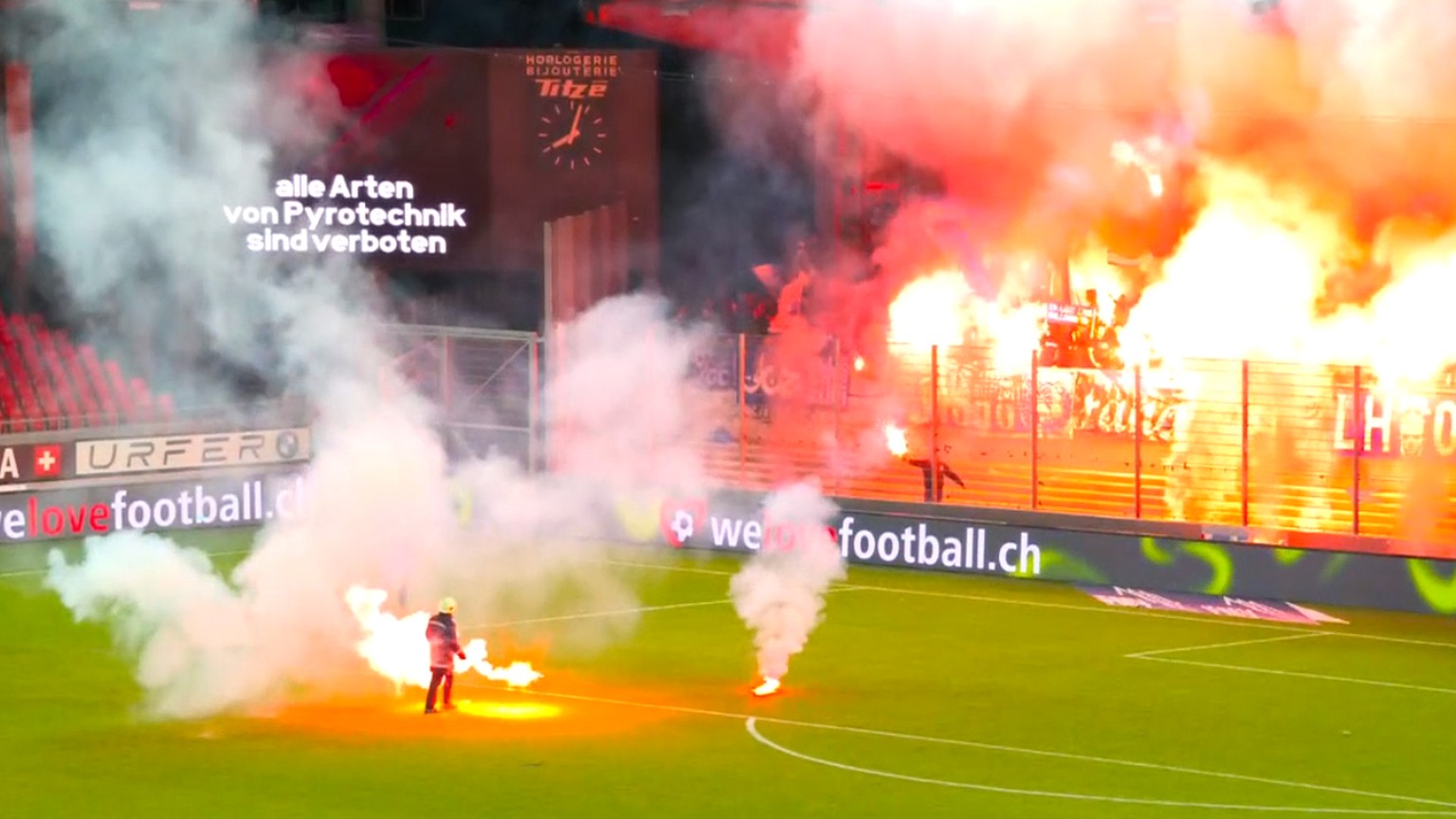 Die GC-Fans werfen in Sion immer wieder Feuerwerkskörper aufs Feld – es kommt zum Spielabbruch.