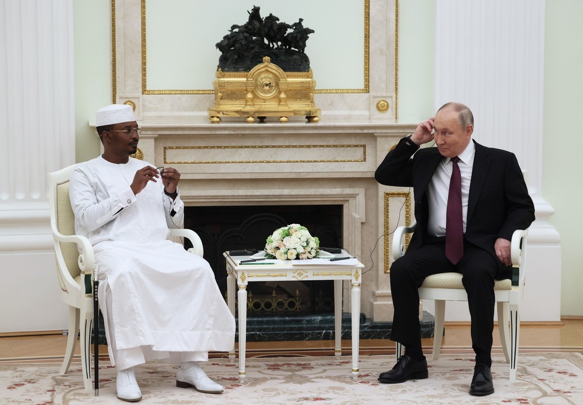 epa11100929 Russian President Vladimir Putin (R) and interim President of Chad Mahamat Idriss Deby attend a meeting at the Kremlin in Moscow, Russia, 24 January 2024. The interim President of Chad Mah ...