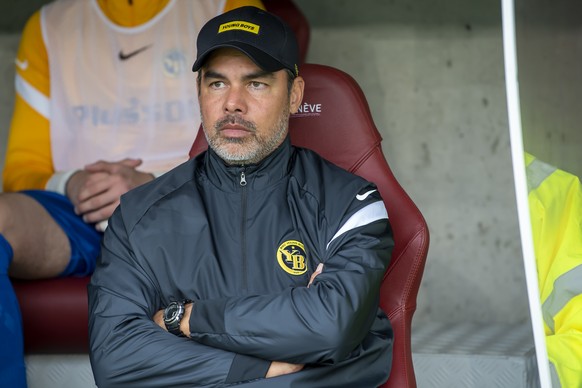 L?entraineur bernois David Wagner, regarde ces joueurs, lors de la rencontre de football de Super League entre le Geneve Servette FC et le BSC Young Boys, ce dimanche 3 octobre 2021 au stade de Geneve ...