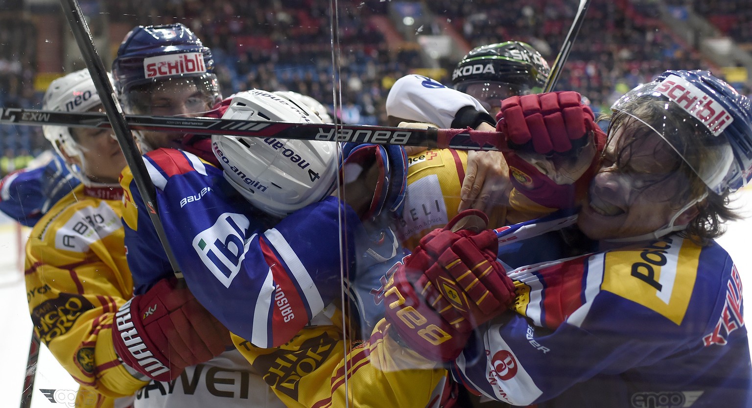 ALS VORSCHAU AUF DIE AM MITTWOCH, 7. SEPTEMBER 2016, BEGINNENDE EISHOCKEY NATIONAL LEAGUE A SAISON, STELLEN WIR IHNEN FOLGENDES BILDMATERIAL ZUR VERFUEGUNG - Die Klotener Patrick Obrist, links, und St ...