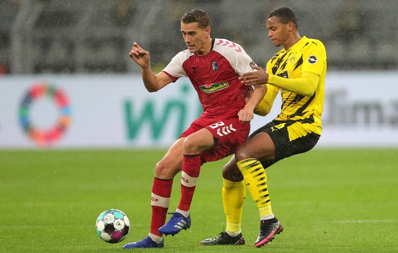 epa08718531 Freiburg&#039;s Nils Petersen (L) in action against Dortmund&#039;s Manuel Akanji (R) during the German Bundesliga soccer match between Borussia Dortmund and SC Freiburg in Dortmund, Germa ...