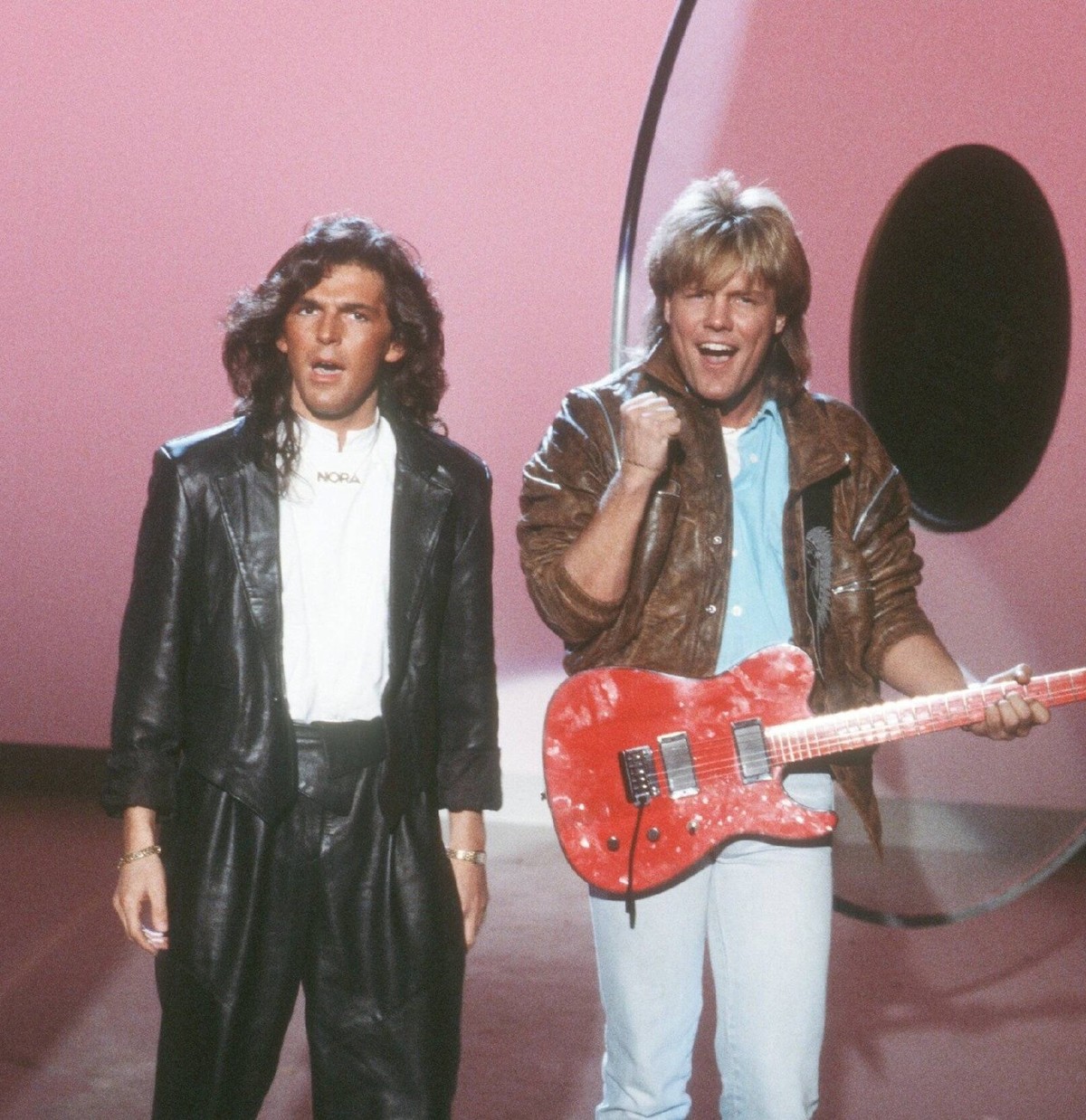 Bildnummer: 56629746 Datum: 01.12.1985 Copyright: imago/teutopress
Modern Talking Thomas Anders (li.) mit Dieter Bohlen 12/85 ru Mann Musik Gruppe Duo Gesang Pop Auftritt Konzert STUDIO Dekoration Kul ...