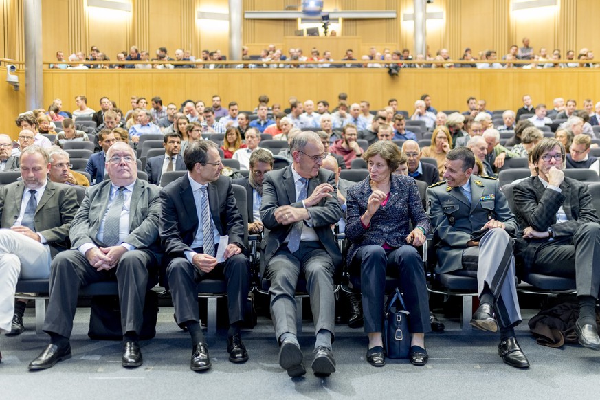 Bundesrat Guy Parmelin, Mitte, Lino Guzzella, 3.v.L und Sarah Springman 3.v.R am Montag, 23. Oktober 2017 an der ETH Zuerich. (PPR/Nick Soland)