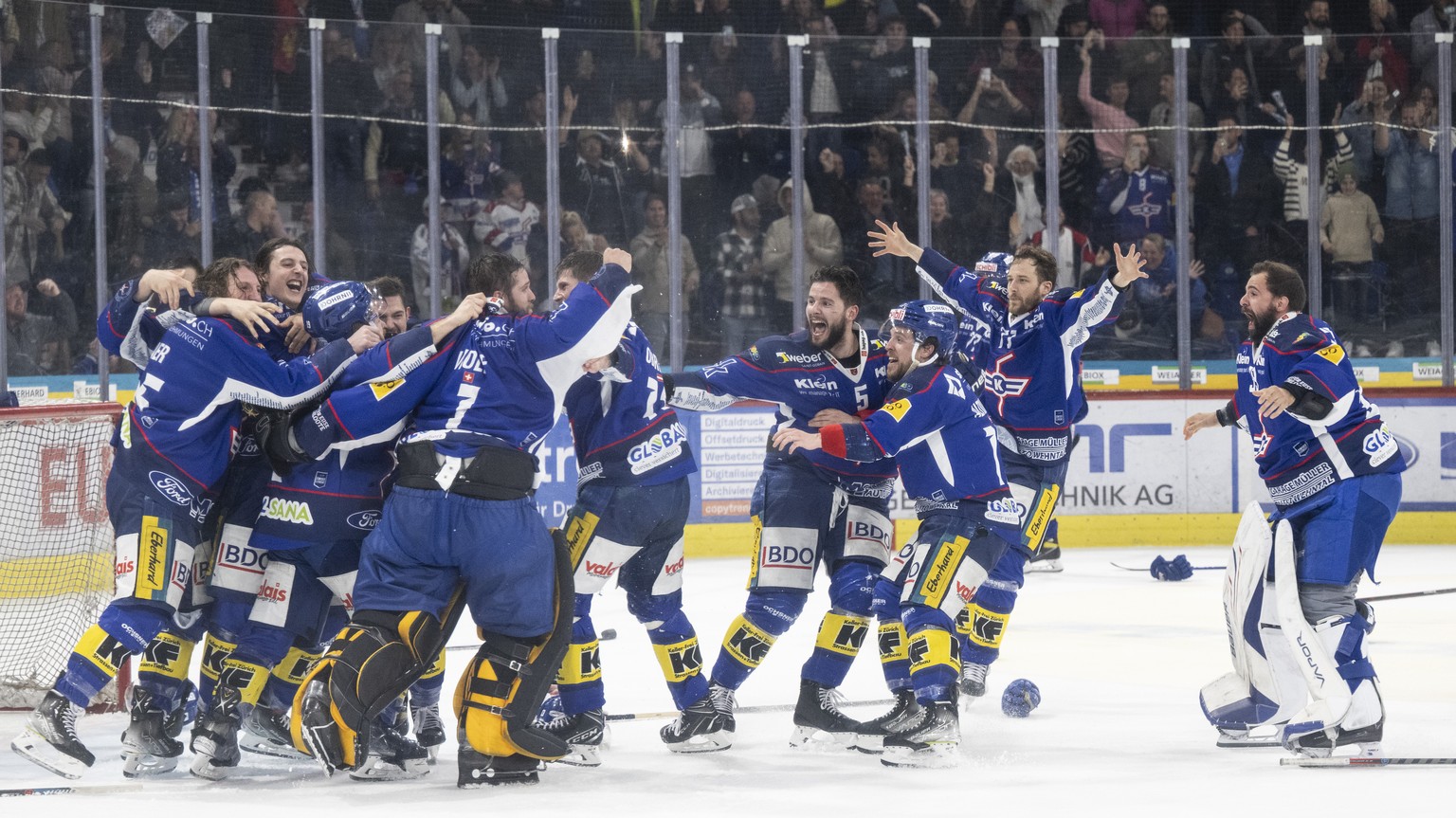 Die Spieler von Kloten jubeln nach ihrem Sieg im fuenften Eishockey Playoff-Finalspiel der Swiss League zwischen den EHC Kloten und dem EHC Olten am Mittwoch 20. April 2022, in der stimo arena in Klot ...